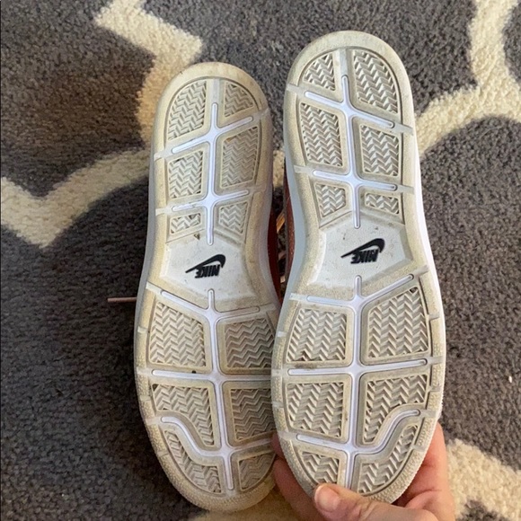 Rose gold metallic Nike sneakers - Picture 6 of 9